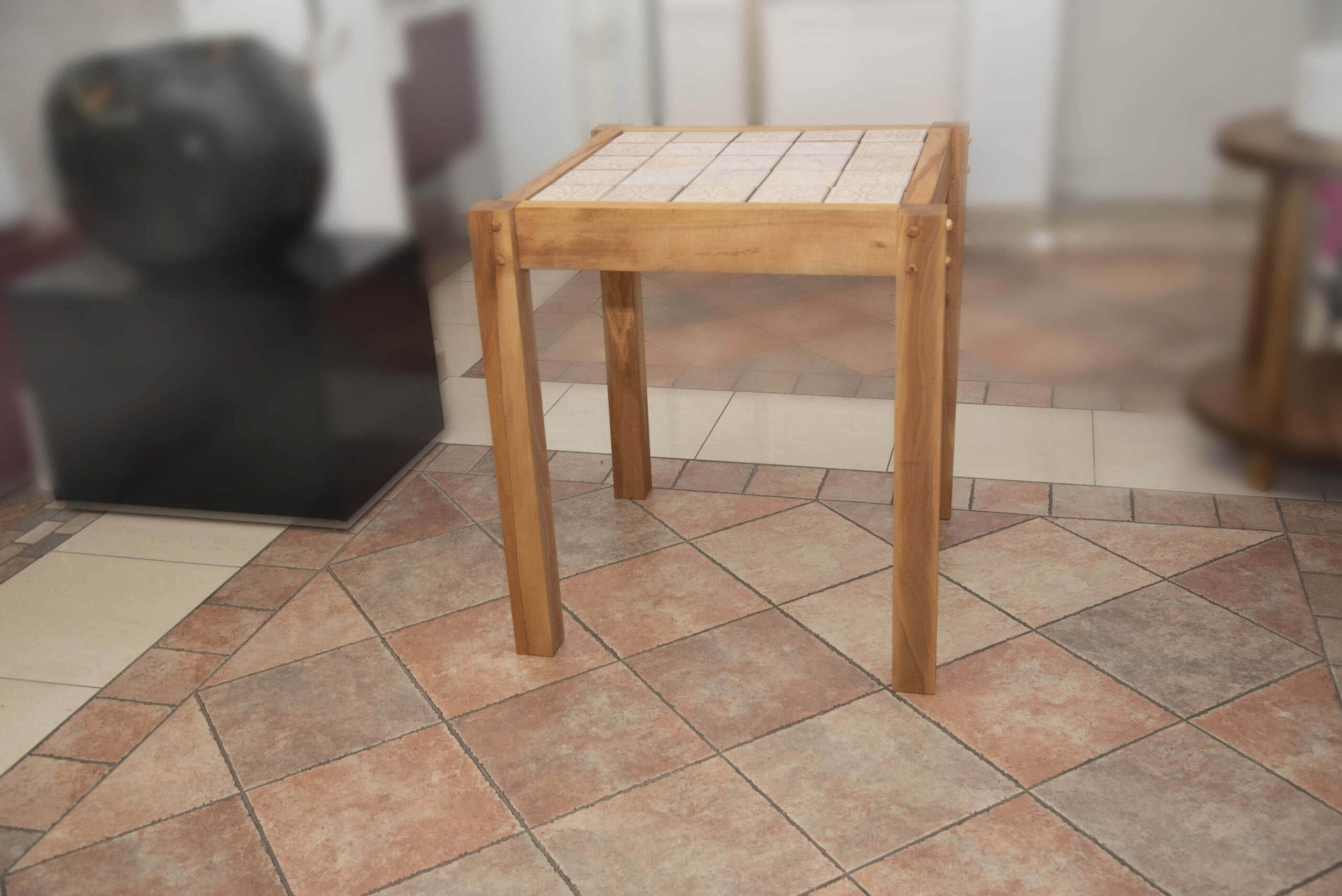 Стол со столешницей из плитки - модель 2 композиция Лилии 2