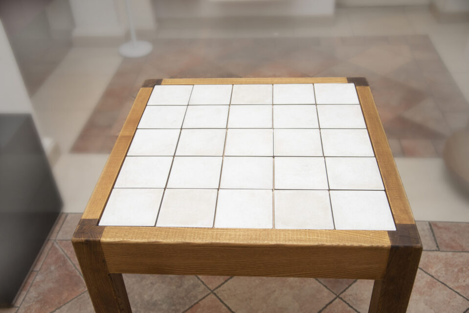 Стол со столешницей из плитки - модель 1 композиция Соль и перец